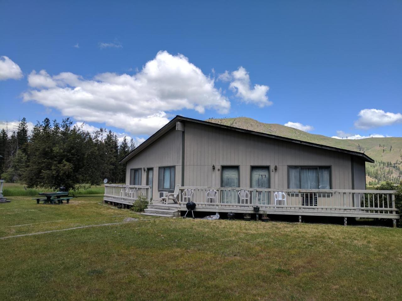 Rock Creek Mercantile & Motel Clinton Exterior photo